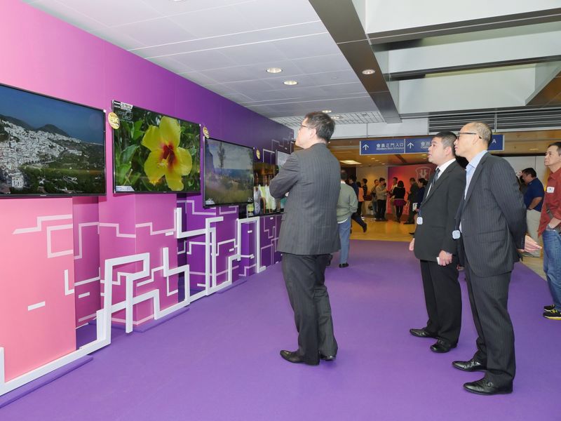 信興集團於沙田馬場會員區放置多部4K電視及相機供在場人士親身感受高清的視覺享受。